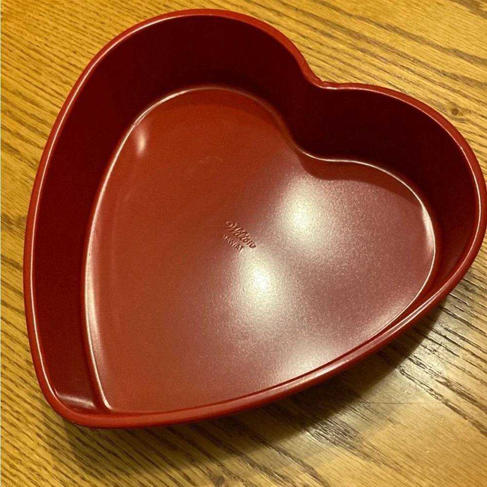 Heart Shaped Cake Pan and Mixing Bowl Set EUC